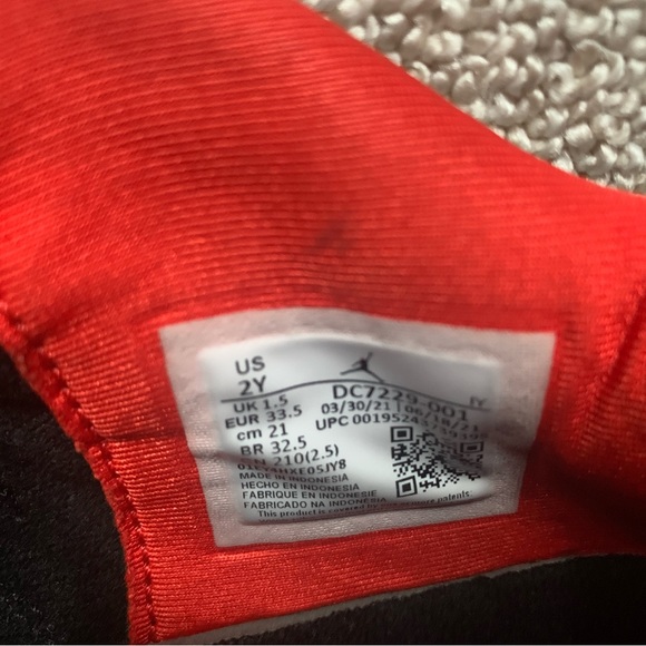 Youth Jordan 11 Size 2. - Picture 9 of 10